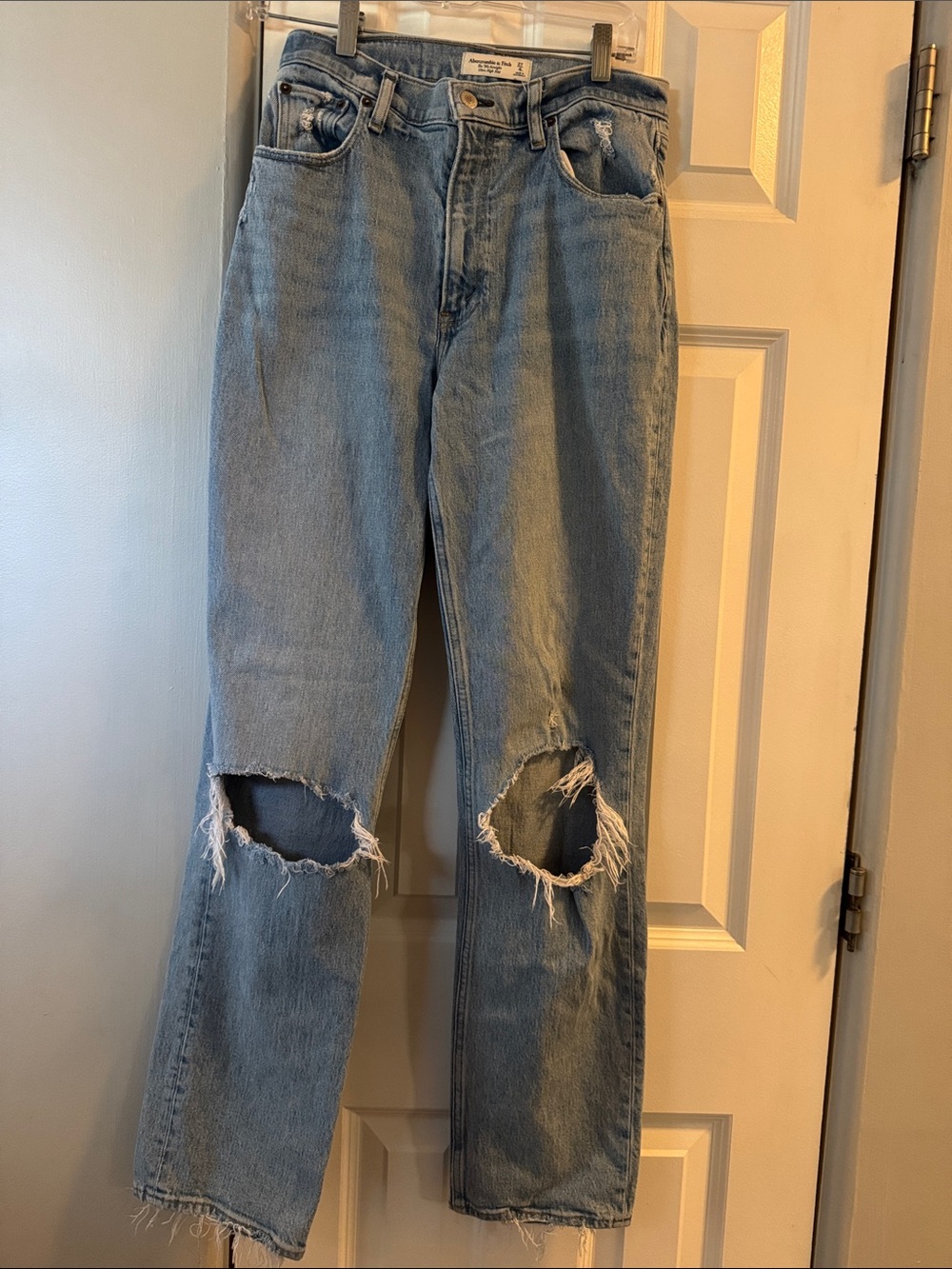 Abercrombie & Fitch Light Blue Straight-Leg Ripped Jeans 27 Long